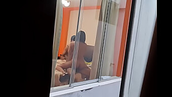 숨겨진 카메라가 호텔방에서 친구의 부정을 담습니다