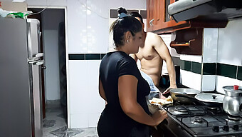 Une Milf Colombienne Fait Une Fellation À Son Beau-Fils Dans La Cuisine