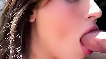 Bintang Media Sosial Yang Cantik Memberikan Blowjob Sensual Setelah Sesi Foto