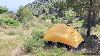 Exibicionistas Franceses Dividem Sua Tenda Com Turistas Em Um Trio Quente.