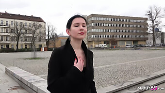 Tysk Universitetsstuderende Anna Bliver Kneppet Af Agent I Anal Casting Video