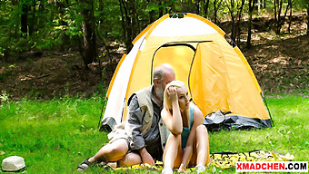 Encuentro Sexual Al Aire Libre Del Abuelo Y La Nieta