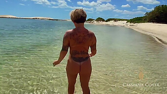 Latina Milf Cassiana Costa Blir Spist Av Fiskeren På Stranden